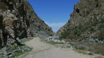 el la carretera entre el montaña paisajes de Kirguistán video