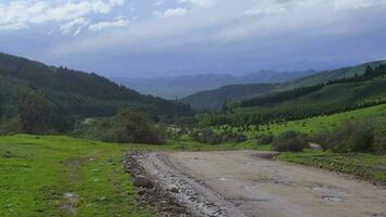 il strada tra il montagna paesaggi di Kyrgyzstan video