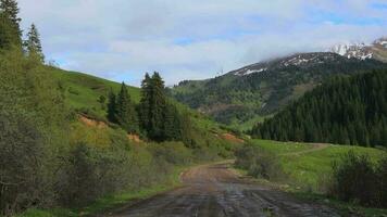 a estrada entre a montanha paisagens do Quirguistão video