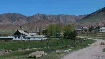 un pueblo en el montañas de Kirguistán video