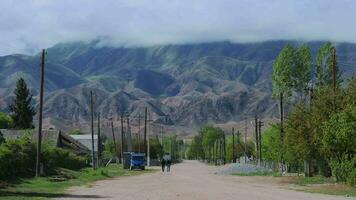 uma Vila dentro a montanhas do Quirguistão video