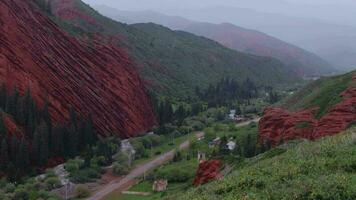 rocas en el pueblo de embarcadero oguz en el lluvia, Kirguistán video