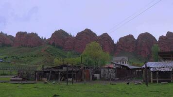 stenar i de by av brygga oguz i de regn, kyrgyzstan video