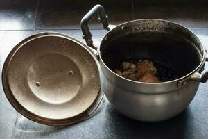 maceta de hervido Cerdo hueso sopa ardiente Hasta que el agua es seco y quemado foto