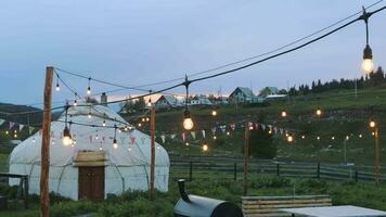 tradicional yurt acampamento com iluminação dentro a montanhas do Quirguistão video