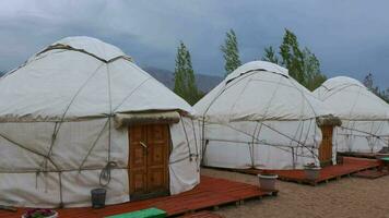 tradicional yurt acampamento com iluminação dentro a montanhas do Quirguistão video