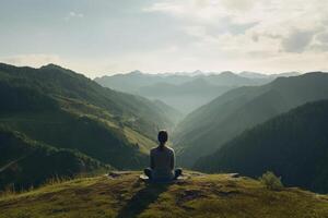 un persona meditando en parte superior de un colina, con vista a un vasto paisaje de montañas y bosque. ai generativo foto