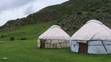 tradizionale yurta campo con illuminazione nel il montagne di Kyrgyzstan video