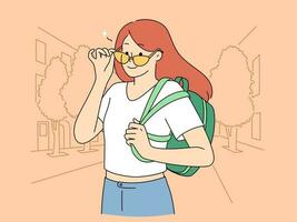 sonriente niña con mochila posando al aire libre. contento hembra estudiante en Gafas de sol en calle. juventud y moda. vector ilustración.