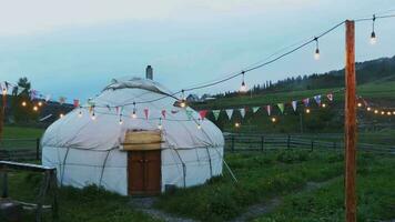 traditionell jurta läger med belysning i de bergen av kyrgyzstan video
