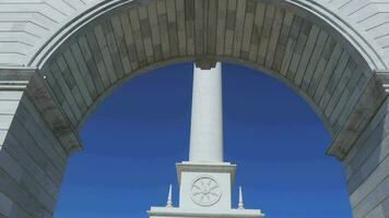 cazaque pessoas monumento dentro a Centro do nursultan, Cazaquistão video