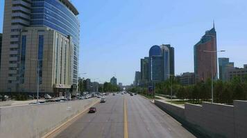 das gewöhnlich Leben auf das Straßen von Astana, Kasachstan video