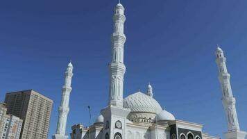 hazret sultão mesquita dentro a Centro do astana, Cazaquistão video