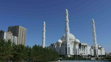 noisette sultan mosquée dans le centre de astana, kazakhstan video