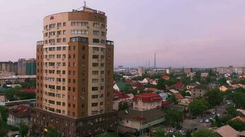 des rues et toits de Maisons dans bichkek, Kirghizistan video