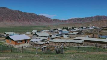 uma Vila dentro a montanhas do Quirguistão video