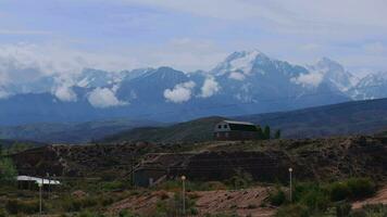 un pueblo en el montañas de Kirguistán video