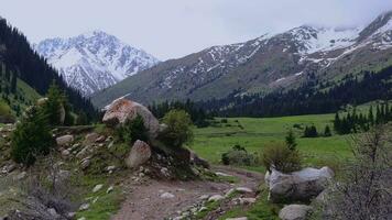 Siedlungen und natürlich Landschaften von das Jergalan Schlucht, Kirgisistan video