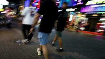 tijd vervallen van zwervend de straten van wandelen straat in pattaya stad, Thailand Bij nacht met vermaak plaats voor buitenlands toeristen. video