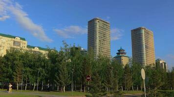 grande moderno edifici nel il centro di astana, Kazakistan video