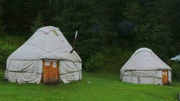 tradicional yurt acampamento com iluminação dentro a montanhas do Quirguistão video