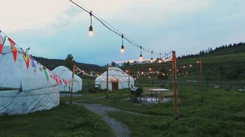 tradicional yurt acampamento com iluminação dentro a montanhas do Quirguistão video