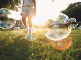 un cerca arriba de gigante burbujas, borroso antecedentes de un niño bokeh piernas vistiendo blanco ropa y corriendo alrededor en el césped. ai generativo foto