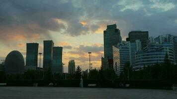 le coucher du soleil panorama dans le centre de astana, kazakhstan video