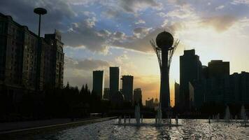le coucher du soleil panorama dans le centre de astana, kazakhstan video