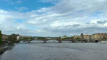 laps de temps de vue Prague, des ponts, église, coloré Maisons, et rivière. video