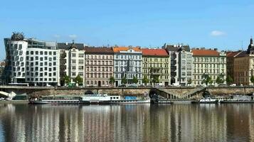 Zeitraffer von Aussicht Prag, Brücken, Kirche, bunt Häuser, und Fluss. video