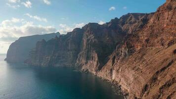 aereo hyperlapse di los gigantes scogliere su tenerife, canarino isole, Spagna video