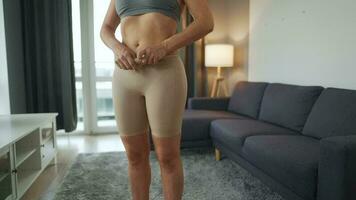 Frau setzt auf Abnehmen Unterwäsche zu verbessern Körper Silhouette video