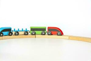 para niños ferrocarril hecho de madera en un blanco antecedentes. foto