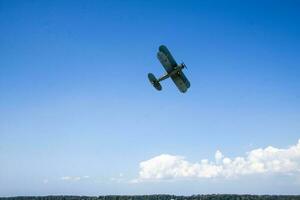 sámara, Rusia, 2016-07-31, fiesta de el Armada. demostración militar vehículos en acción. reconstrucción de el luchando en el volga río. un avión en el cielo. foto