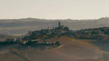 en 4k video av de slott av serralunga d'alba och dess kullar full av vingårdar, typisk av de piemontesiska langhe. i de vinter- av 2023