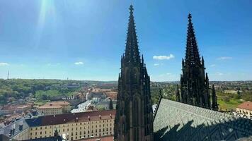 fechar-se Visão do Praga ruas e igrejas video