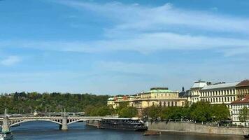 laps de temps de vue Prague, des ponts, église, coloré Maisons, et rivière video