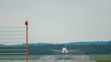 avión que se acerca y aterrizaje a dusseldorf aeropuerto a noche video