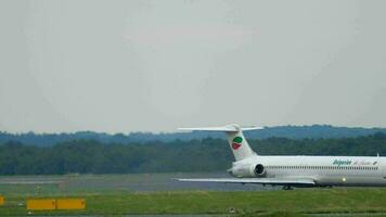 Düsseldorf, Allemagne juillet 22, 2017 - bulgare air charte mcdonnel Douglas Maryland 82 lz lds roulage après atterrissage. Düsseldorf aéroport, Allemagne video