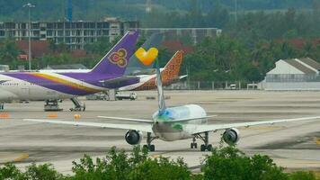phuket, thailand 2. dezember 2016 - ikar airlines boeing 767 vp boz in pegas-lackierung rollt nach der landung. Blick von der obersten Etage des Hotels Centara Grand West Sands Resort Phuket video