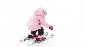 três ano velho menina aprende para esqui com mãe video
