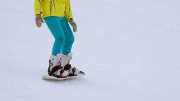 belokurikha, federação russa 9 de março de 2018 - snowboarder amador em treinamento em declive video