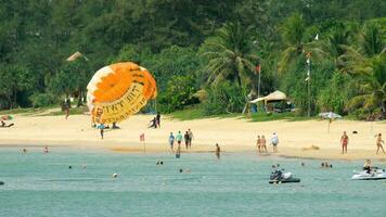 människor koppla av på karon strand. detta är ett av de mest populär stränder bland turister i phuket video