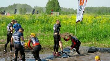 Nowosibirsk, Russisch Föderation Juni 23, 2018 - - Rennen von Helden Projekt auf das Polygon von das höchste Militär- Befehl Schule. Sportler springt im Wasser von 4 Meter Höhe video