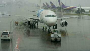 bangkok, tailandia, 11 de noviembre de 2017 - bangkok airways airbus 320 en servicio en el aeropuerto de suvarnabhumi video