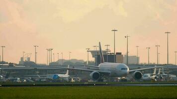 amsterdam, il Olanda luglio 25, 2017 - Emirates carico del cielo boeing 777 rullaggio dopo atterraggio Seguire me macchina, nave aeroporto, amsterdam, Olanda video