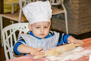 un pequeño cocinar prepara su propio golosinas foto