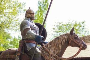 2021-05-07. Rusia. kamensk-shakhtinsky, rostov región. escultura de el guerrero héroe en el parque. foto