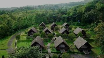 bandung Juni 12 2022. Antenne Aussicht von Öffentlichkeit Park und traditionell Hotel im Hügel, im bandung Stadt, Westen Java - - Indonesien. video